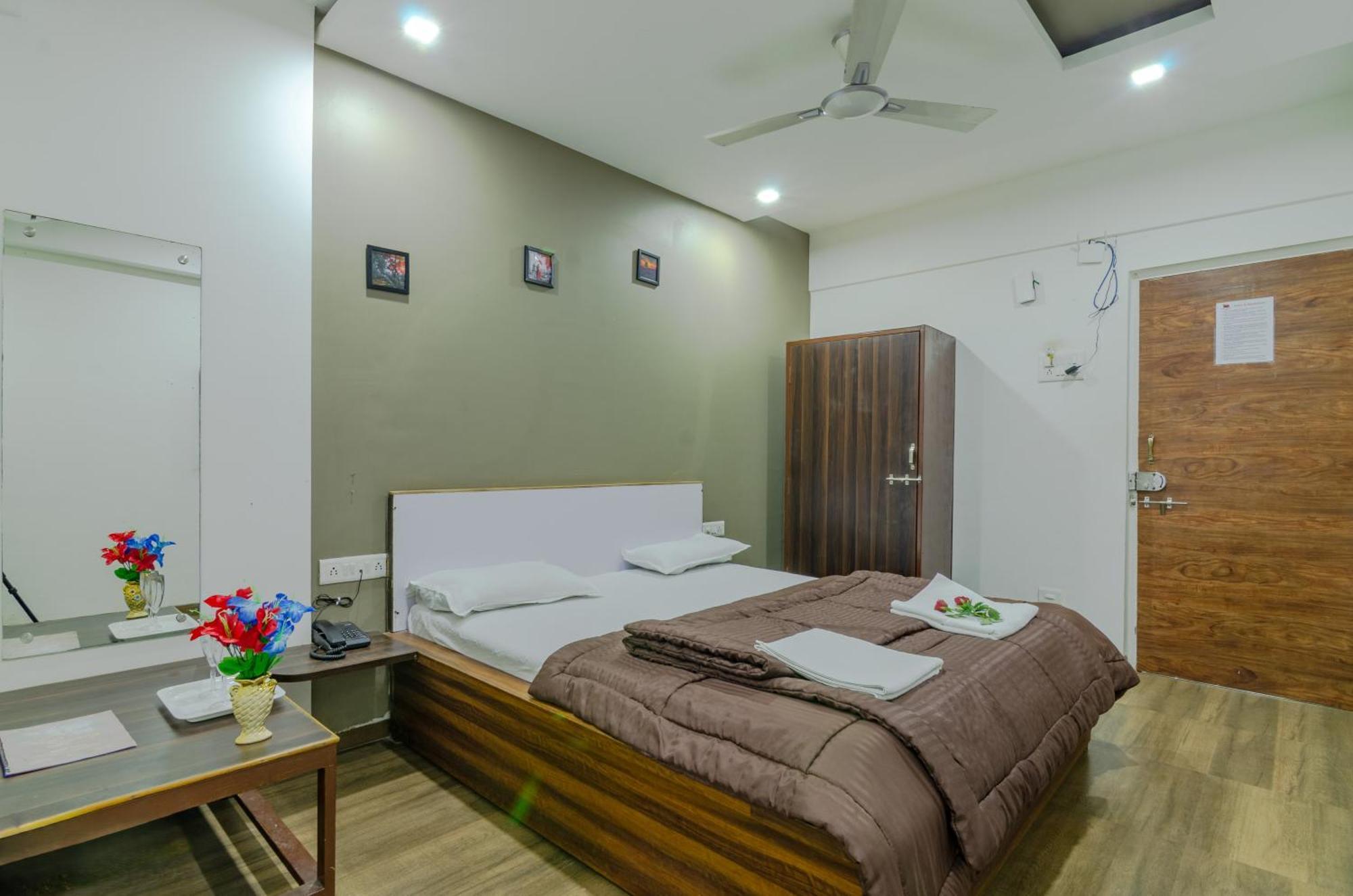 White House Beach Resort, Nagaon Exteriör bild