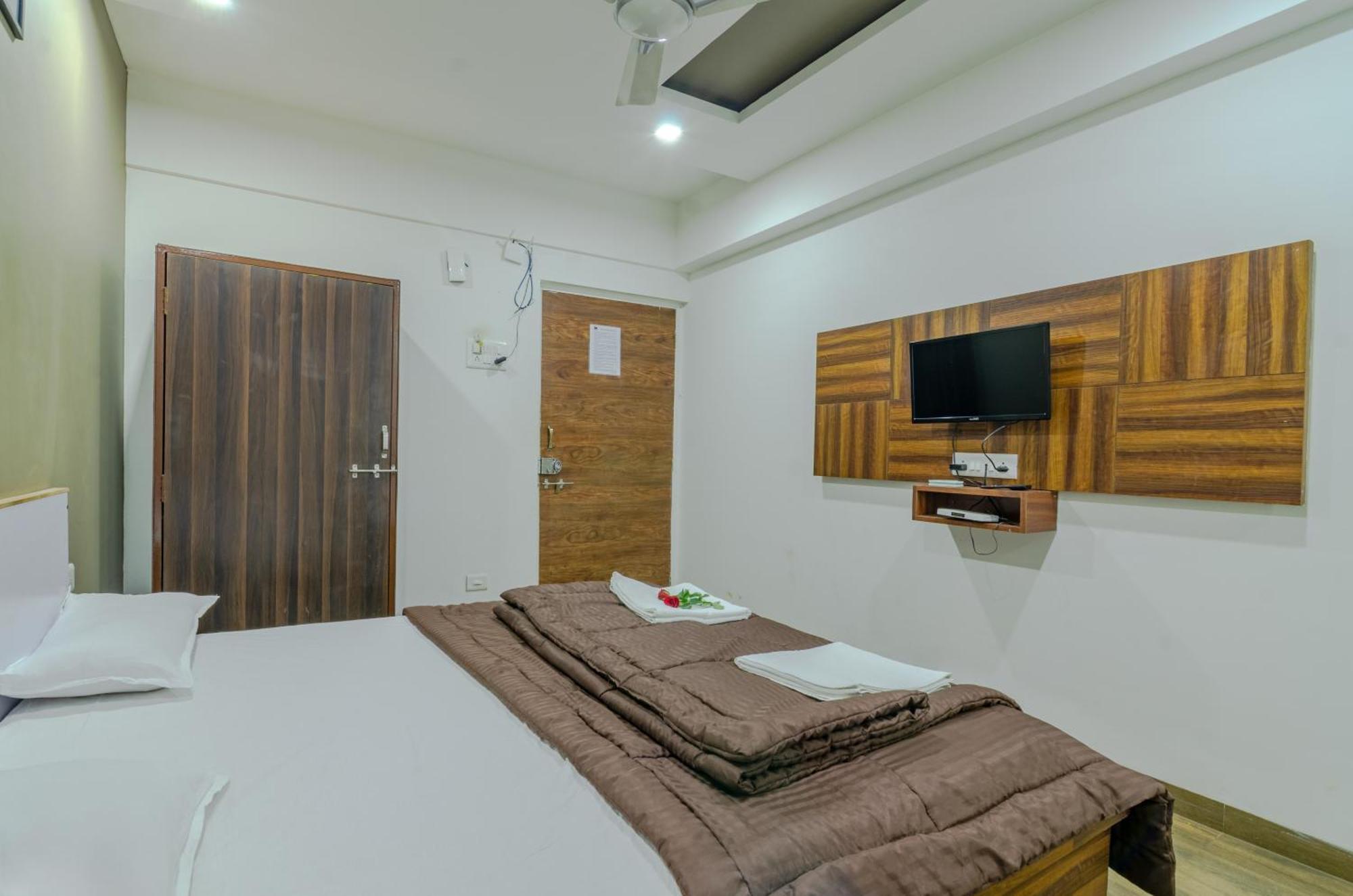 White House Beach Resort, Nagaon Exteriör bild
